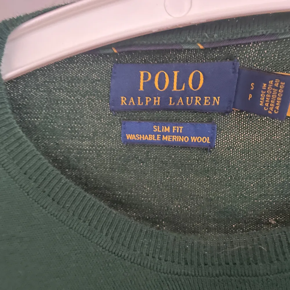 Säljer en snygg grön tröja från Polo Ralph Lauren i merinoull. Den är slim fit och perfekt för både höst och vinter. Tröjan har långa ärmar och en stilren design. Passar både till vardags och lite finare tillfällen. Nypris är strax över 2000kr.. Tröjor & Koftor.