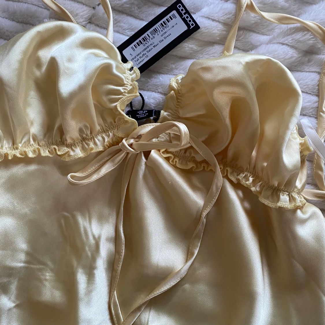 Gul axelbandslös klänning från Boohoo - 1