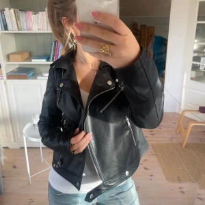 Svart skinnjacka - Säljer en snygg svart skinnjacka i mycket bra skick. Den har jätte fina detaljer och är figursydd och passar perfekt för höst och vår. 