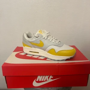 Nike air Max 1 photon dust tour yellow - Nypris 2199, oanvända äkta skor!