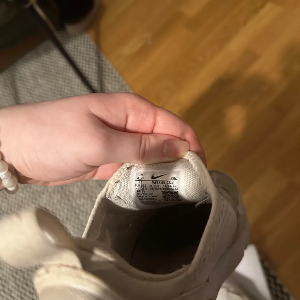 Säljer ett par snygga och bekväma Nike Air Max 270 i beige. De har en luftig design med snörning och en synlig Air-enhet i hälen för extra komfort. Perfekta för både vardag och träning. Skorna är i bra skick och redo för nya äventyr!. Skor.