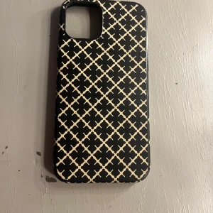 By Malene Birger mobilskal - Använd under en kort period, säljer då jag har ny telefon, jättebra skick utan repor o slitningar!