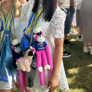 Stundentklänning - Säljer nu min superfina studentklänning så någon annan får chansen att känna sig som en prinsessa på sin dag✨Den har korta ärmar och ett vackert blommigt mönster, klänningen är gjord i ett bekvämt material som känns lätt och luftigt så perfekt under studenten när det lätt blir varmt☺️ Den är endast använd under halva min student så i nyskick, köpt för 1000kr på bubbelroom🫶🏼