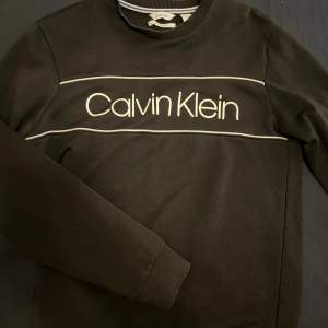 Säljer en svart fleece tröja från Calvin Klein med logga tryckt över bröstet. Perfekt för kyliga dagar. Använt ett få gånger bara, syns ej på tröjan 