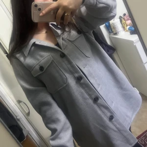 Grå kappa med bälte - Grå kappa från vero Moda till ett rimligt pris och perfekt nu till höst 💗skit bra skick 