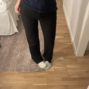 Svarta kostymbyxor  - Ett par svarta högmidjade kostymbyxor. Väldigt bekväma och luftiga. Passar bra till stickade tröjor och toppar. Använda fåtal gågner❣️