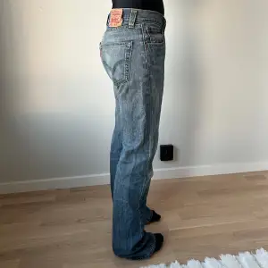 Snygga baggy levis 501 jeans. Tjejen på bilden är 165cm