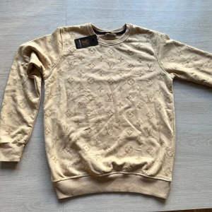 LV Tröja - Louis Vuitton tröja Tröjan kommer strykas innan frakt.