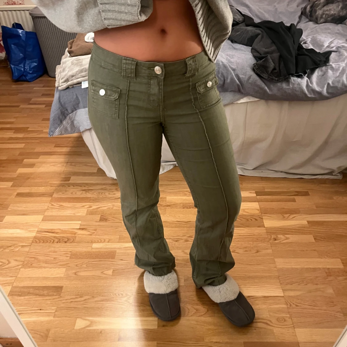 Lågmidjade utsvängda byxor  - 90