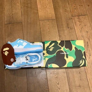 BLÅ SKOR FRÅN BAPE - Säljer ett par snygga BAPE sneakers i ljusblått och vitt. Dom är storlek 43 och är helt nya. Original pris 6000-7500 vårat pris 850 kronor🤝. Om ni är intresserad eller har frågor så är det bara att kontakta.