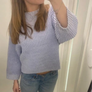 Ljusblå stickad tröja från Carin Wester - Säljer en superfin ljusblå stickad tröja från Carin Wester i storlek XS. Den är smått croppad och har långa ärmar med ribbade detaljer. Nypris ca 499kr
