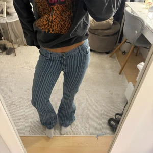 Randiga jeans - Säljer ett par snygga blå utsvängda lågmidjade randiga jeans! Så coola och unika❣️❣️