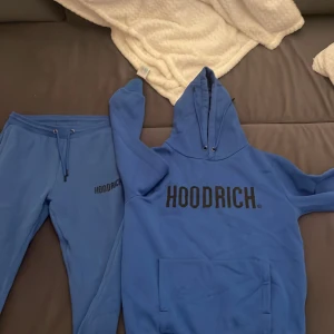 Hoodrich tröja och byxor  - Medium på både byxorna och tröjan. Skicket är det inget fel på.