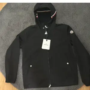 Säljer denna snygga Moncler Grimpeurs windbreaker som är i ett väldigt fint skick, Storlek M, Färg Svart, NFC skann funkar ,Tags medföljer (Se bild 3) inga defekter förutom att en metall sak på snöret har försvunnit, hör av dig vid minsta lilla fundering! 