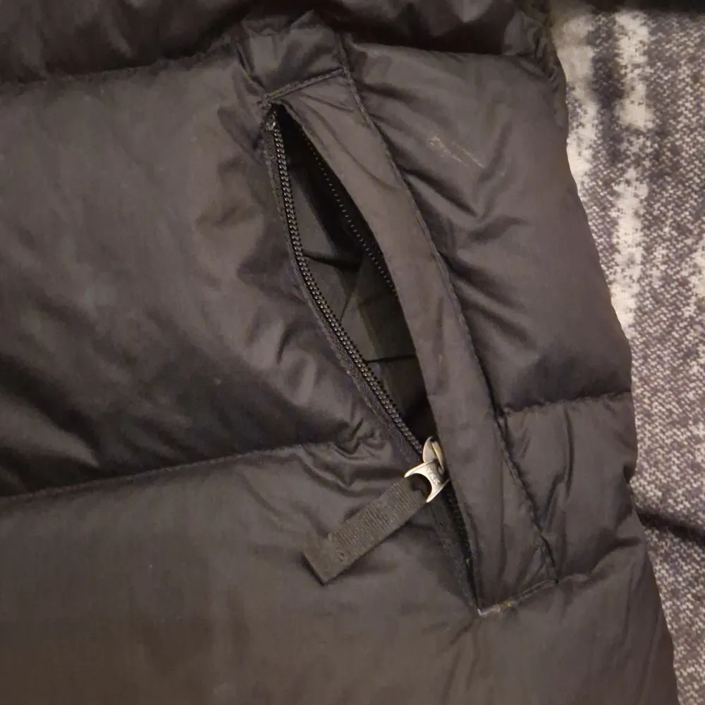 Säljer en svart dunjacka från The North Face i storlek L (Barn). Jackan är i mycket bra skick och perfekt för kalla vinterdagar. Den har en dragkedja framtill och två praktiska fickor med dragkedjor. Loggan syns tydligt både fram och bak. Supervarm och stilren, perfekt för både vardag och äventyr! 🖤Jackan köptes förra vintern från zalando för 2900:- Vår son tyckte jackan var för tjock så han använde den endast två ggr så den är i absolut nyskick😊. Jackor.