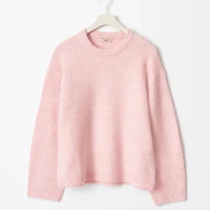 Rosa stickad tröja GINATRICOT - Superfin, populär rosa stickad tröja från Gina Tricot. Bra skick, lite nopprig som man ser på bilderna. Nypris 399kr säljes för 200kr