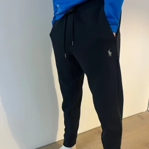 Ralph Lauren Sweatpants - Strl S, köpta för 1599 kr på Ralph Laurens hemsida 2022. Jävligt snygga byxor, med som inte är slabbiga. Grymt fint skick, då dom inte var används mycket tyvärr. Bra passform, och passar runt en person som är mellan 170-180 cm. Går att förhandla.