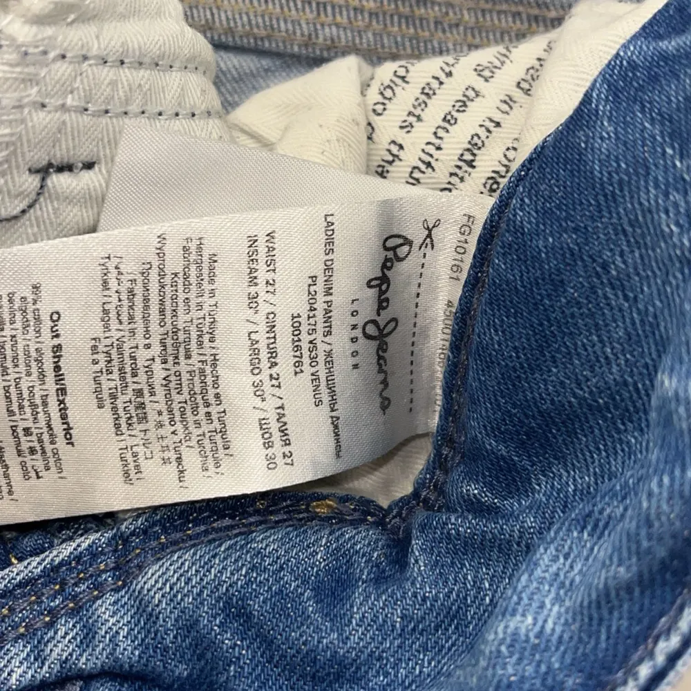 Säljer ett par snygga blå jeans från Pepe Jeans i storlek 27. De har en straight passform och är lågmidjade, perfekt för närsomhelst. Jeansen är i bra skick och har super snygga detaljer på fickorna. Perfekta för vardagsbruk!. Jeans & Byxor.