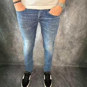 DONDUP GEORGE JEANS - // Dondup George jeans | storlek w32, benlängd: 103cm, midjemått: 39cm | Fabriksgjort slitning på knät finns | Nypris runt 4000 | Kontakta för fler frågor eller funderingar // Deluxecloset 