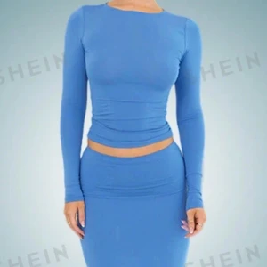 Blå långärmad klänning från Shein - Snygg blå klänning från Shein med långärmad design och tight passform. Perfekt för både vardag och festliga tillfällen. Klänningen har en stilren look och är gjord i ett mjukt material som sitter bekvämt på kroppen. Den är helt ny jag har bara använt en gång. Det är i storlek XS men den passar som S också 