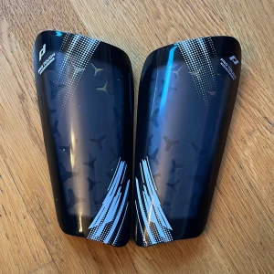 Nya benskyd  - Nya benskydd i nytt skick använda 3 gånger 