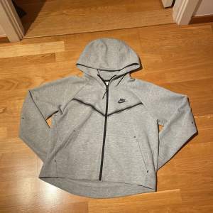 Nike tech fleece (äkta) Denna är i bra och nytt skick, använd få gånger. Köpt i emporia (Malmö). 