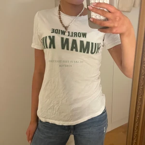 Vit t-shirt med text - Säljer en vit t-shirt med grön text😚