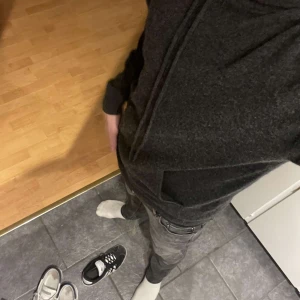 Mörkgrå kashmir hoodie från John Henric - Säljer en supermjuk och lyxig mörkgrå hoodie i 100% kashmir från John Henric. Perfekt för kyliga dagar med sin varma och bekväma passform. Den har en klassisk design med långa ärmar och en praktisk huva. Passar både till vardags och mysiga hemmakvällar.