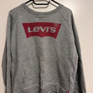Levi's®GRAPHIC STANDARD CREWNECK - Sweatshirt - heather grey - Levis crewneck grå. Bra skick, inga fläckar. Nypris ca 700kr storlek S