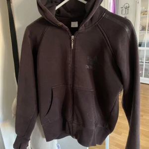 Svart hoodie från Adidas - Säljer en svart hoodie från Adidas i storlek M. Få slitningar nertill ärmarna 