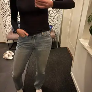 Säljer ett par ljusblå jeans i bra skick. De har en klassisk straight passform och är midwaist. Perfekta för vardagsbruk och kan enkelt matchas med olika toppar. Sköna och stilrena!