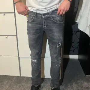 Nu säljer vid dessa snygga dondup jeans George.  Storlek 32. Jeansen är i 10/10 helt oanvända. Vid minsta fråga eller fundering är det bara att kontakta oss!!