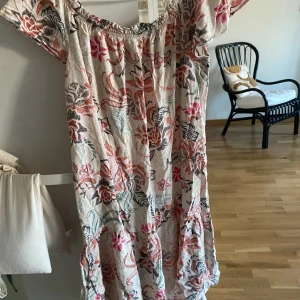 Blommig klänning från Lindex - Säljer en superfin blommig klänning från Lindex i storlek M. Bra skick 