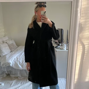 Svart lång kappa Gina tricot - Jättesnygg svart kappa från Gina tricot i bra skick! Stl 34. Nypris 700kr säljer för 300 🖤