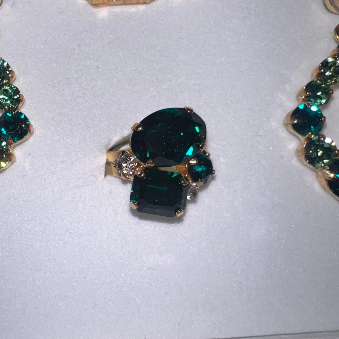 Grön smyckeset med örhängen, halsband, armband och ring - 90