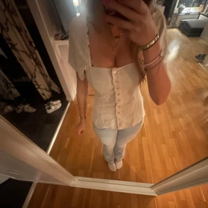 Linne blus med knappar  - Säljer en super gullig beige linne topp/blus med knappar framtill. Den har korta puffärmar och en söt, figurnära passform. Toppen är helt oanvänd och lapp kvar🤍 ( Str xs/s , 32/34/36 )