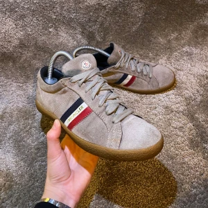 Moncler Skor  - Säljare dessa snygga Moncler skor i storlek 39 för endast 1499kr🤯Nypris runt 5000kr. Priset kan diskuteras vid snabb affär🤝Hör av er vid minst lilla fundering🫡💯🤝