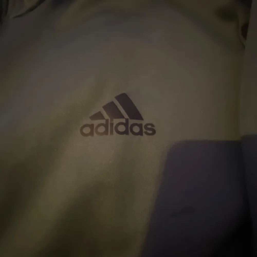 Mörkgrön adidas tröja som knappast är använd, med inga fel. Passar som den ska, nypris 700kr, priset kan diskuteras. Hoodies.