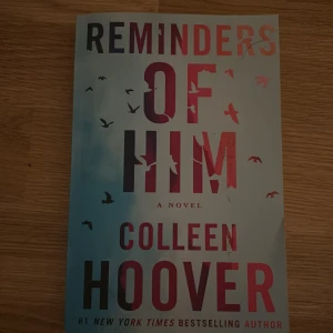 Reminders of Him - Boken 'Reminders of Him' av Colleen Hoover handlar om en ung mamma som kämpar för att återfå en plats i sitt barns liv efter att ha suttit i fängelse. Den utforskar teman som förlåtelse, kärlek och att övervinna hinder. Perfekt för dig som gillar känslosamma och gripande berättelser.