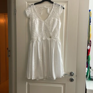 Vit spetsklänning från Chiara Forthi - Säljer en superfin vit klänning från Chiara Forthi i storlek 36. 