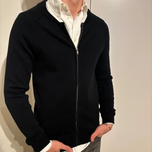 Svart kofta från Emilio XS (S/M) - Svart kofta från märket emilio, storlek Xs men sitter som S/M. Bra använt skick, inga defekter. Modell på bild är 182/67kg. Hör av dig vid eventuella frågor! Mvh CAVI