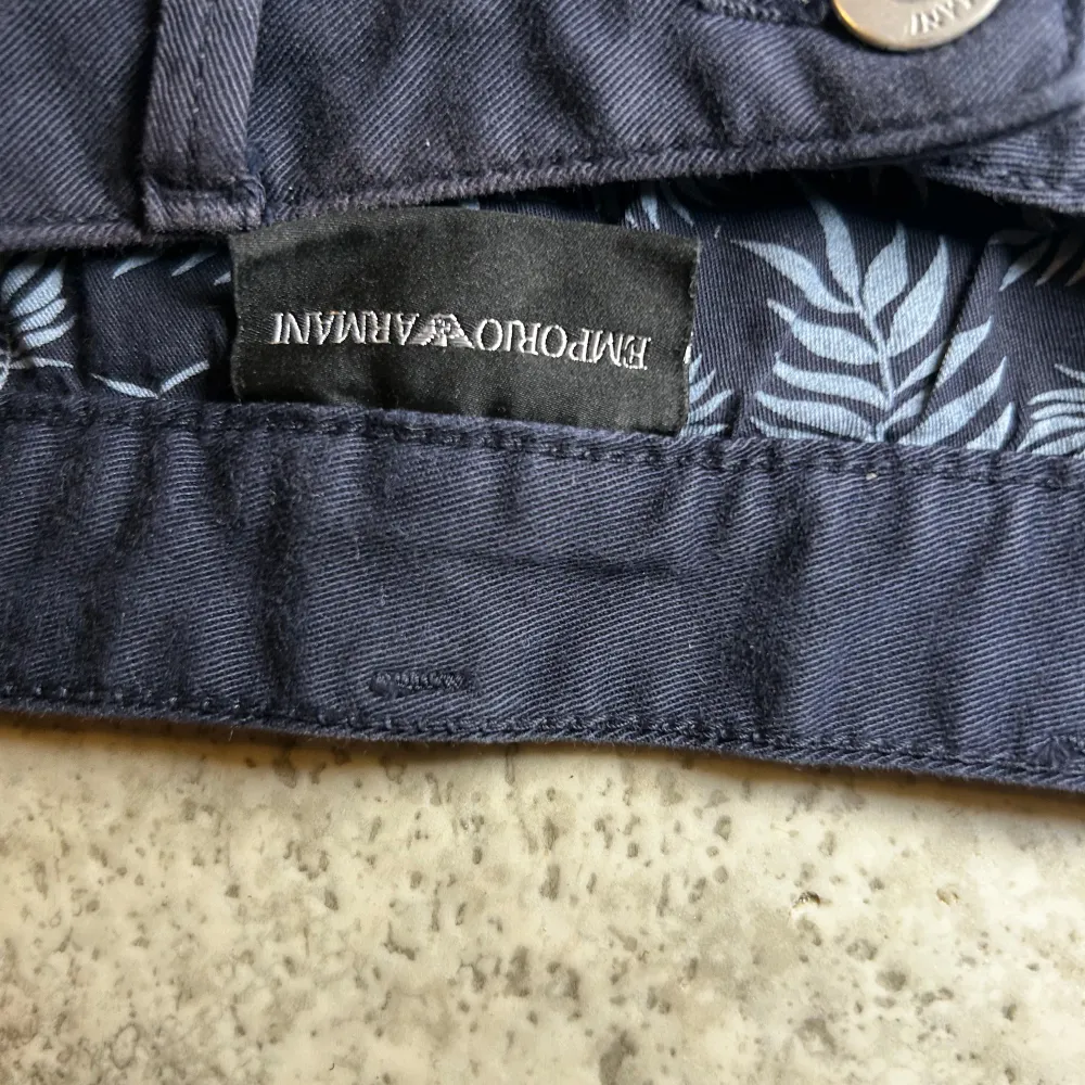 Marinblåa emporio armani byxor. Nypris ca 1800-2700 kr mitt pris 600 kr. Storlek 34/34, condition 6/10. Jeans & Byxor.