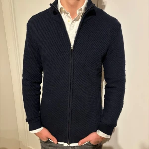 Mörkblå kofta Bertoni S - Blå kofta från märket bertoni, storlek S. Bra använt skick, inga defekter. Modell på bild är 182/67kg. Hör av dig vid eventuella frågor! Mvh CAVI