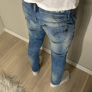 Dondup jeans i fint skick! - Nypris: +3,000kr - Modellen är 188cm men passar bättre till kortare!