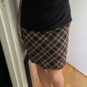 Snygg kjol - Snygg rutig kjol i svart och beige från Hennes Collection. Perfekt för höst och vinter med sitt klassiska rutmönster. Kjolen är i bra skick och passar både till vardags och festligare tillfällen. En tidlös design som är lätt att matcha med olika toppar. ❤️