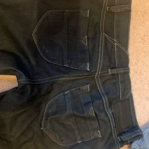 Svarta jeans från Diesel - Säljer ett par svarta jeans från Diesel i bra skick. De har en tight passform. De är som nya och har inga tecken på användning. Storleken på lappen är 28 och sitter perfekt på mig som brukar använda 28. Midjemåttet är 37cm och jag skulle säga att de är midwaist. Innerbenslängden är 75cm. 