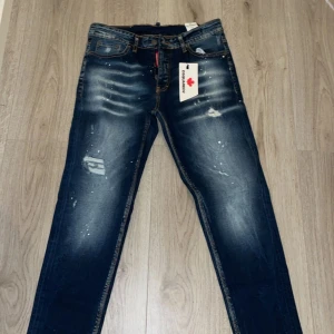 Dsq2 jeans - Storleken är 46, alltså dsq2 storlekar. Googla upp storlekarna om ni är osäkra. Jag säljer för att den är jätte liten på mig
