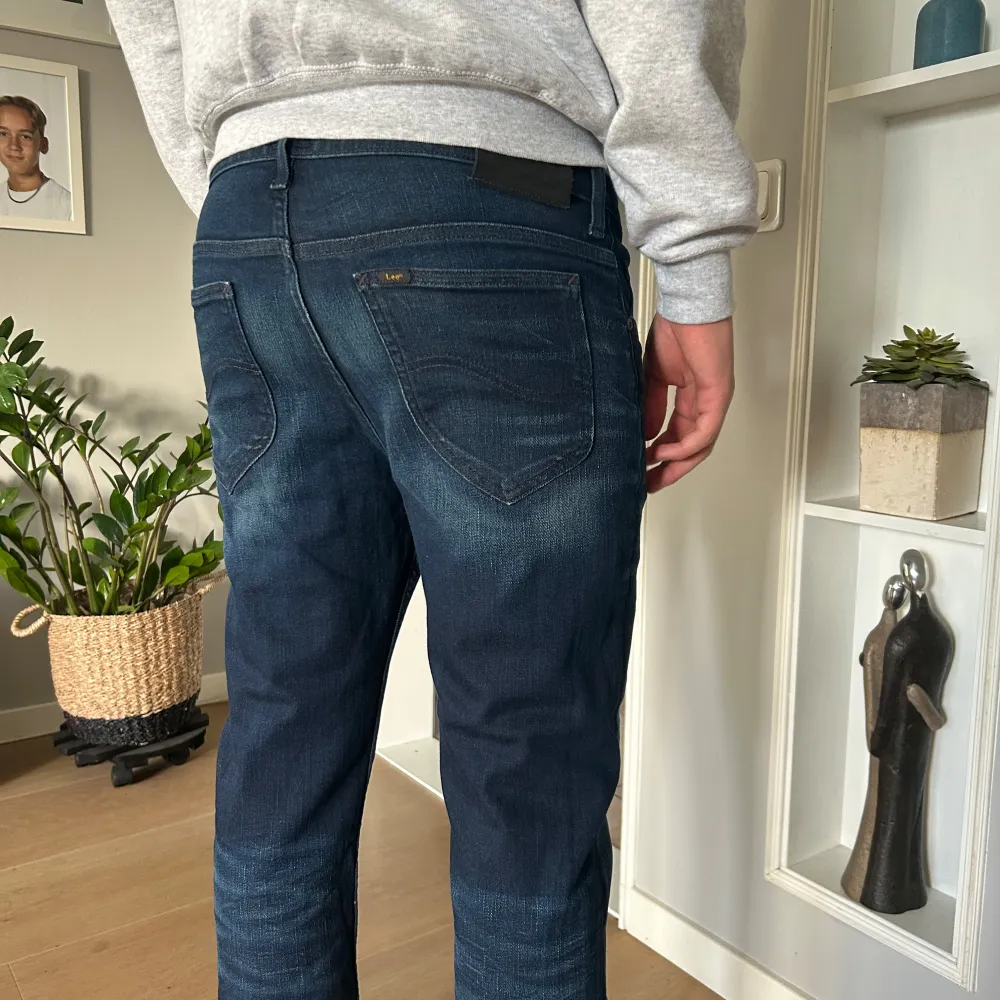 Säljer ett par snygga mörkblå jeans från Lee i mycket bra skick. Aldrig använda och är i storlek W32 & L32. Pris kan diskuteras!. Jeans & Byxor.