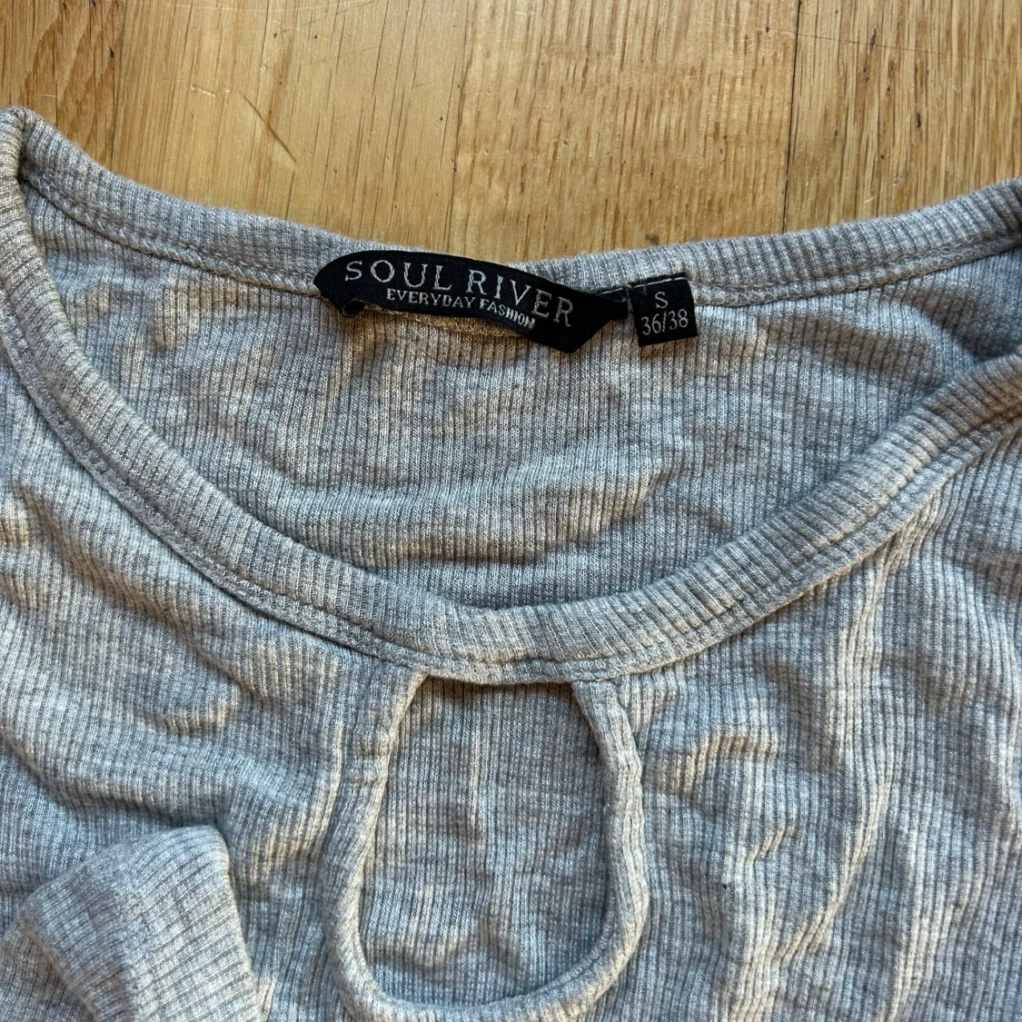 Grå ribbad ärmlös topp  - 90