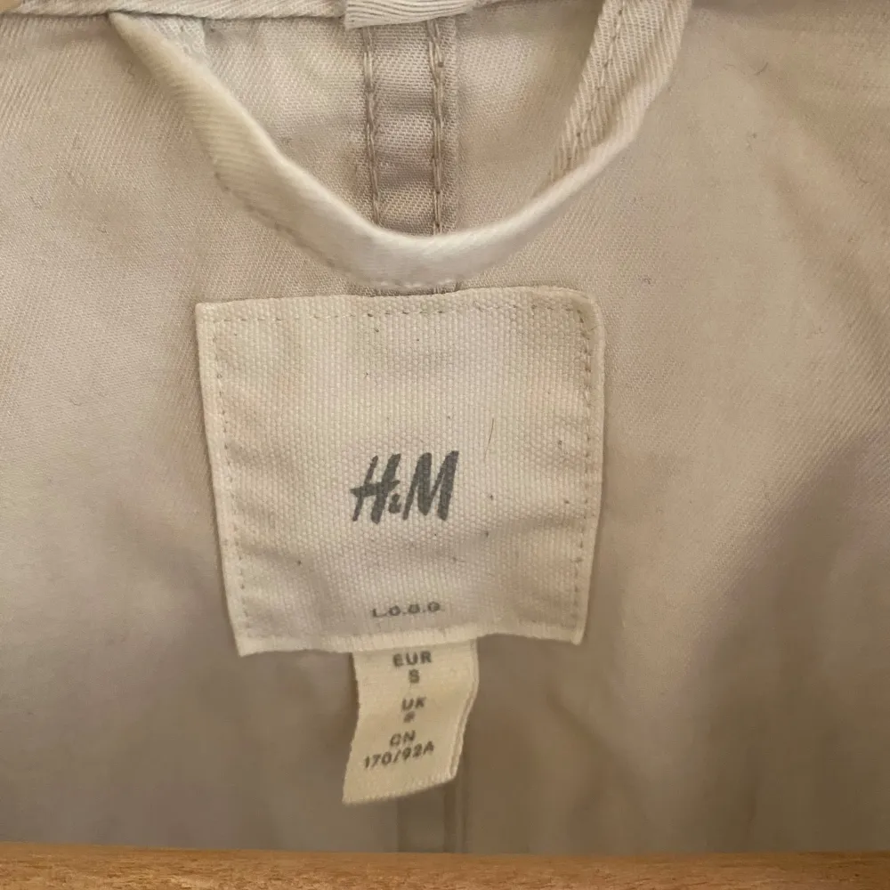 Säljer en snygg beige overshirt från H&M i storlek S, passar jättebra i M även. Perfekt för vår och höst, och funkar både till vardags och lite mer uppklädda tillfällen. Materialet känns slitstarkt och bekvämt. Den är i väldigt bra skick men är lite smutsig, det går väldigt lätt bort i tvätten. Passa på att fynda denna stilrena jacka! . Jackor.